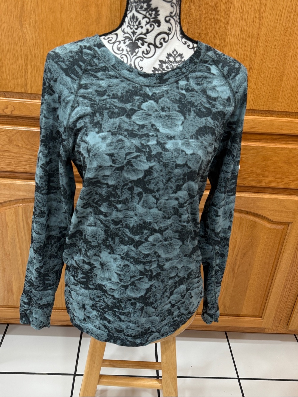Athleta Momentum Seamless Floral Long Sleeve Top Gray Black Size L